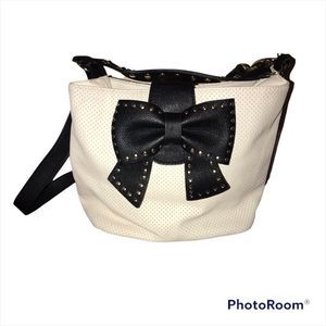 BETSEY JOHNSON White crossbody with studded black bow studded black handle strap